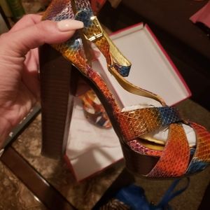 NWB "BCBG Girls" Peep-toe Platform T-strap Chunky Heels